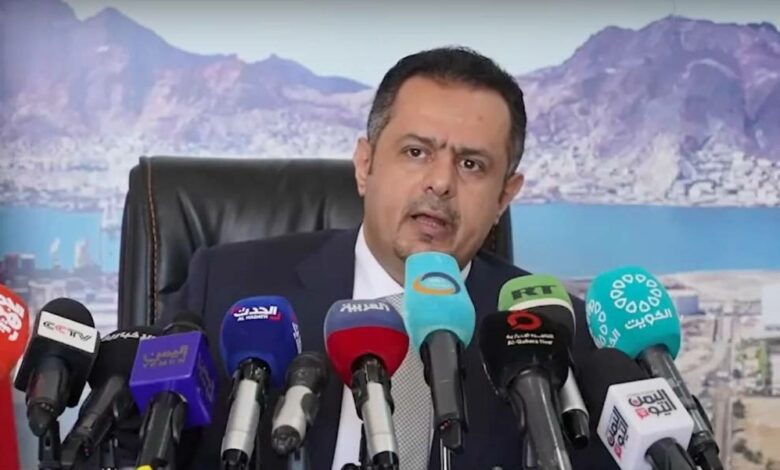 رئيس الحكومة اليمنية معين عبدالملك خلال مؤتمر صحفي في عدن