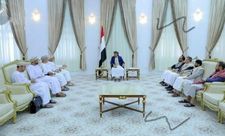 وفد الحوثيين المفاوض برفقة الوسيط العماني مع مهدي المشاط