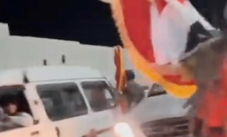 حوثيون في صنعاء يصادرون علم اليمن لمنع احتفالات سبتبمر