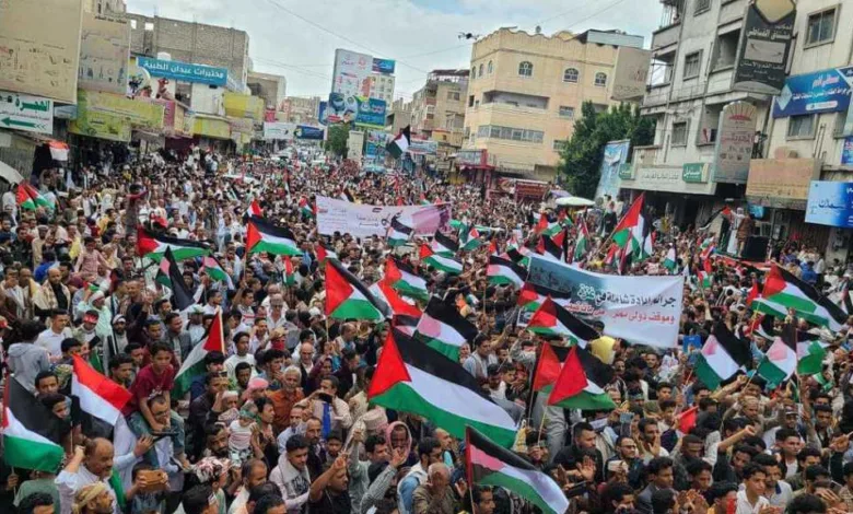 الآلاف يحتشدون في تعز للتنديد بجرائم الاحتلال الإسرائيلي في غزة