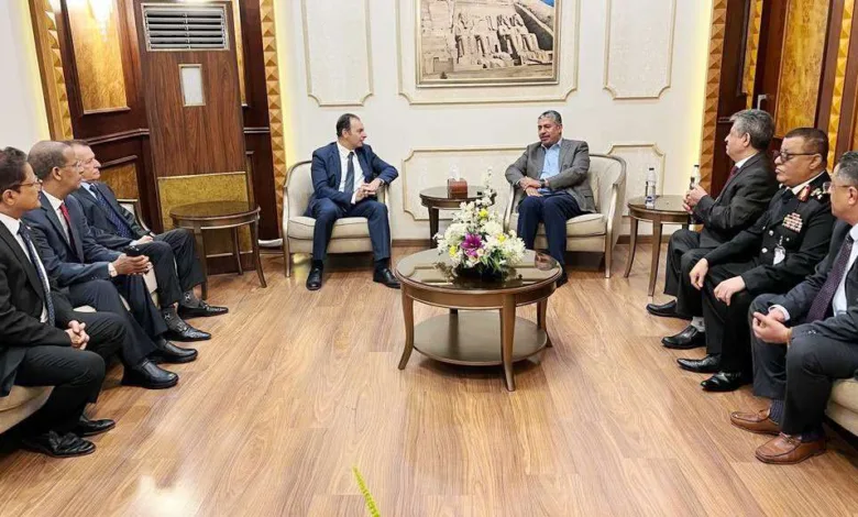 خالد بحاح يصل مصر لاستلام منصب سفير اليمن