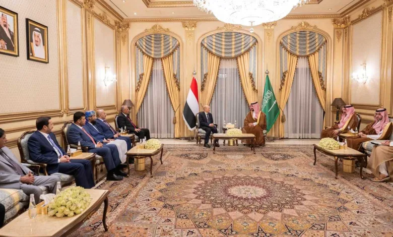 لقاء وزير الدفاع السعودي خالد بن سلمان مع رئيس المجلس الرئاسي في اليمن