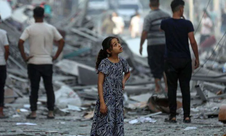 طفلة فلسطينية تتأمل المنازل في غزة بعد أن تم تسويتها بالأرض