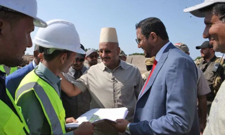 نائب رئيس مجلس القيادة اليمني طارق صالح يدشن مستشفى الخوخة ويعلن عن مشروع جديد للطاقة الشمسية