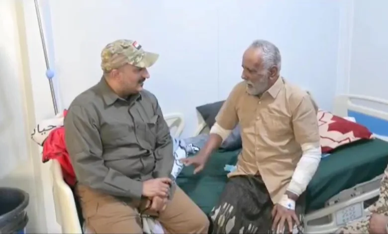 طارق صالح يطمئن على صحة اللواء محسن لبوزة الذي يعالج في المخا