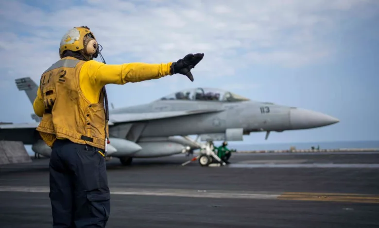 طائرات F-A-18 من سفينة حاملة الطائرات الأمريكية دويت دي أيزنهاور