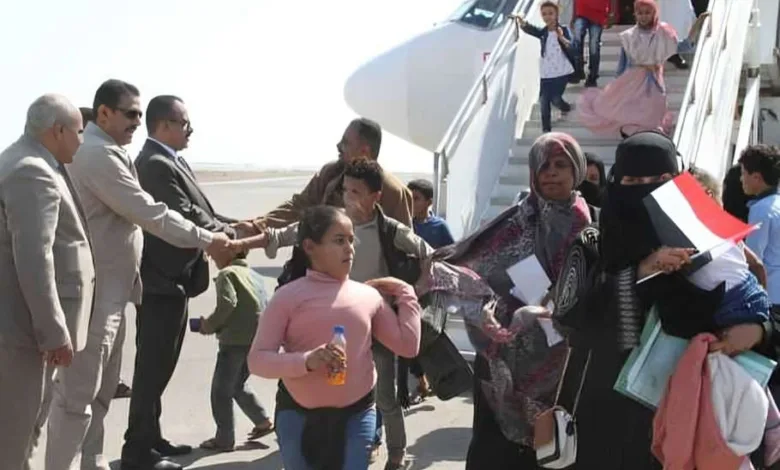أثناء استقبال الدفعة الأولى من العالقين اليمنيين في السودان بمطار المخا