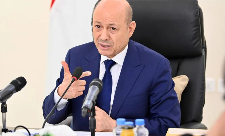 رئيس المجلس الرئاسي رشاد العليمي يترأس اجتماع الحكومة في عدن