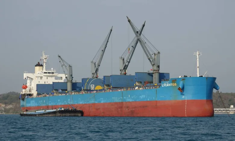 الحوثيون استهدفوا ناقلة البضائع البريطانية MV Lycavitos في خليج عدن