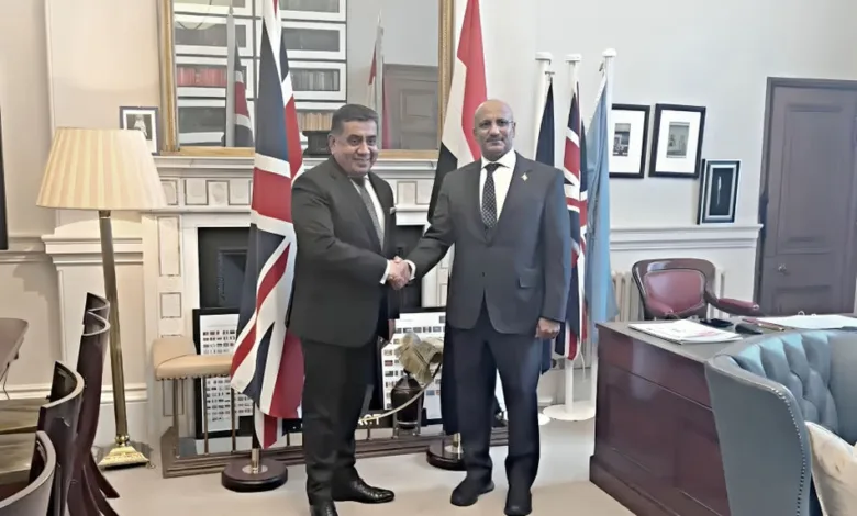 طارق صالح يبحث تطورات اليمن والبحر الأحمر مع وزير شؤون الشرق الأوسط البريطاني