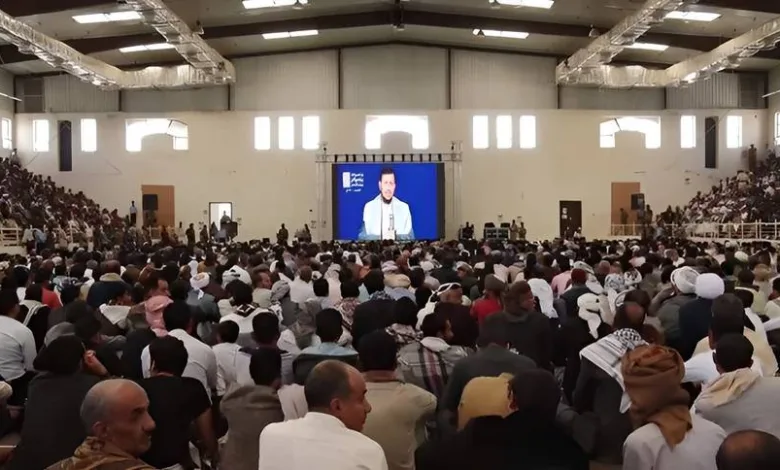 عبدالملك الحوثي يخطب عبر شاشة أمام أتباعه