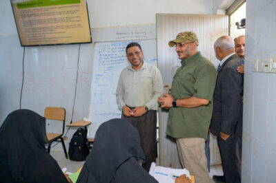 طارق صالح يتفقد منشآت تعليمية وصحية في الخوخة جنوب الحديدة (إعلام المقاومة)