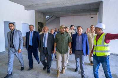 طارق صالح يتفقد منشآت تعليمية وصحية في الخوخة جنوب الحديدة (إعلام المقاومة)