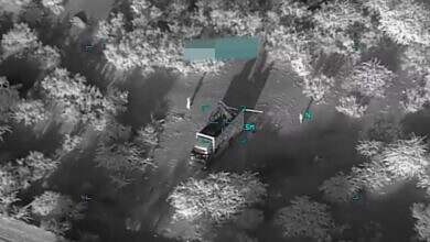 لقطة شاشة من فيديو مفترض لاستهداف منصة صواريخ تتبع الحوثيين في اليمن (سنتكوم)