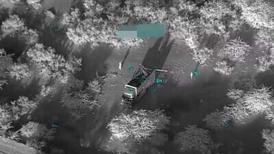 لقطة شاشة من فيديو مفترض لاستهداف منصة صواريخ تتبع الحوثيين في اليمن (سنتكوم)