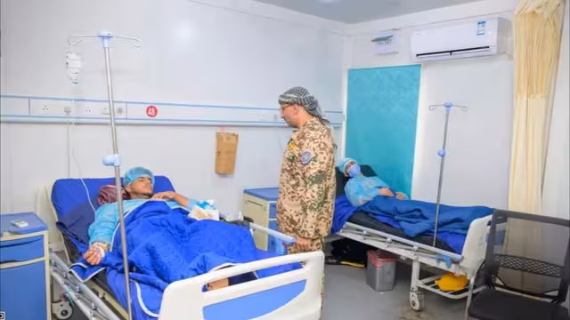 طارق صالح يتفقد أحوال المواطنين والجرحى في المخا