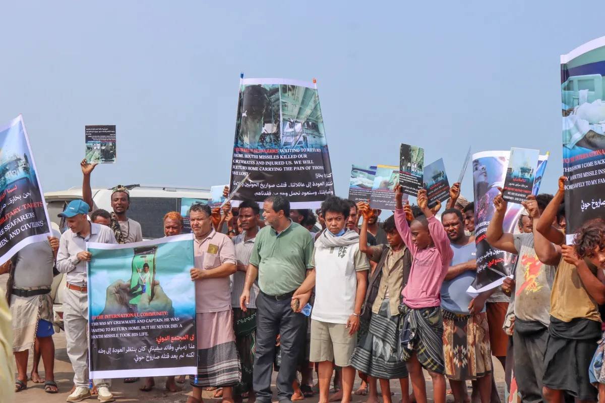 صيادون وعاملون بميناء المخا يحتجون تنديداً باعتداءات الحوثيين