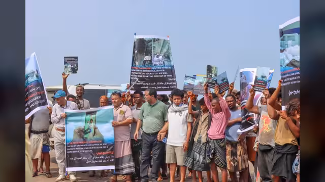 صيادون وعاملون بميناء المخا يحتجون تنديداً باعتداءات الحوثيين