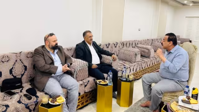 معزب يطمئن على أحمد سيف حاشد والأخير: بعد معاناة خانقة