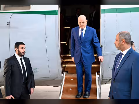 الرئيس العليمي يعود إلى عدن: تعزيز مسار الإصلاحات