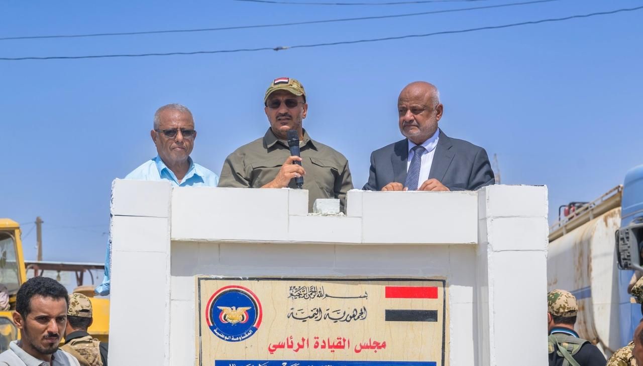 طارق صالح يضع حجر الأساس مشروع رصف وتشجير مدخل مدينة حيس ويتفقد محطتي الطاقة الشمسية طارق صالح يضع حجر الأساس مشروع رصف وتشجير مدخل مدينة حيس ويتفقد محطتي الطاقة الشمسية